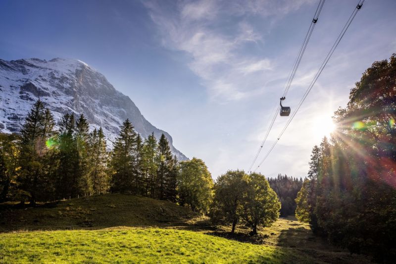 Eiger-Express-Grindelwald-Eigernordwand-Weitansicht-Gegenlicht