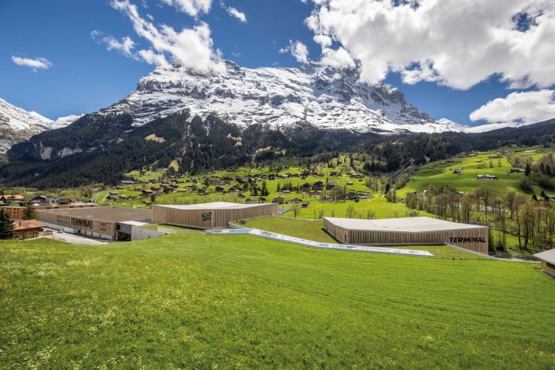 Grindelwald-Terminal-Parkhaus-Aussenansicht-Eiger-Sommer