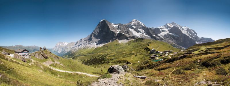 kleine-scheidegg-bahnhof-eiger-moench-jungfrau-sommer