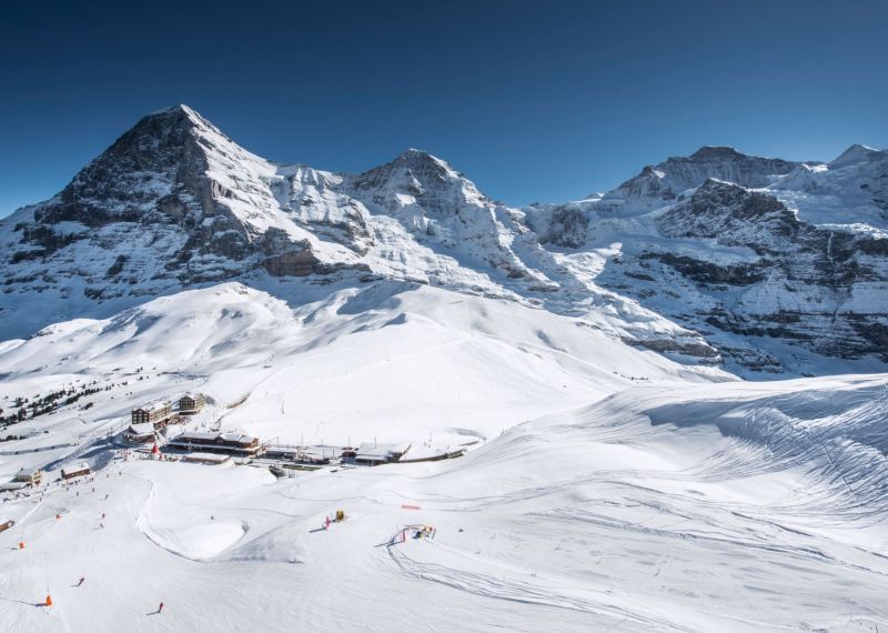 kleine-scheidegg-eiger-moench-jungfrau-skipiste-winter-02